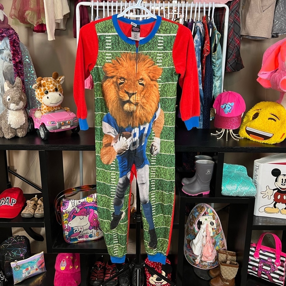 Sleep on it LION ONESIE on FOOTBALL FIELD size small 6/7